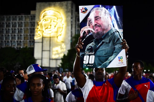 Homem segura poster do líder revolucionário cubano Fidel Castro, em Havana, morto aos 90 anos - 29/11/2016
