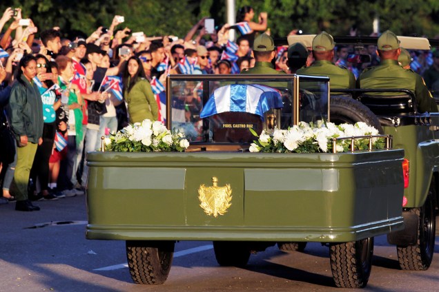Veículo militar transporta cinzas do líder revolucionário cubano Fidel Castro, em Havana - 30/11/2016
