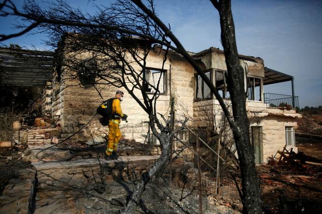 Bombeiro trabalhar durante incêndio em uma região próxima ao assentamento comunal de Nataf, nos arredores de Jerusalém - 23/11/2016