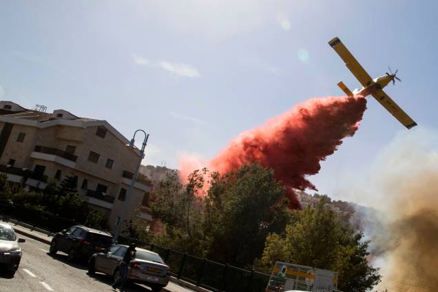 Avião do corpo de bombeiros israelense ajuda a extinguir um incêndio na cidade portuária de Haifa, no norte do país - 24/11/2016