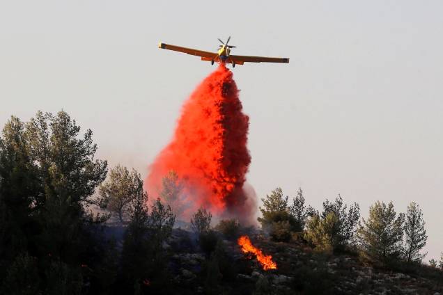 Avião de combate a incêndios sobrevoa uma região próxima ao assentamento comunal de Nataf, nos arredores de Jerusalém - 23/11/2016