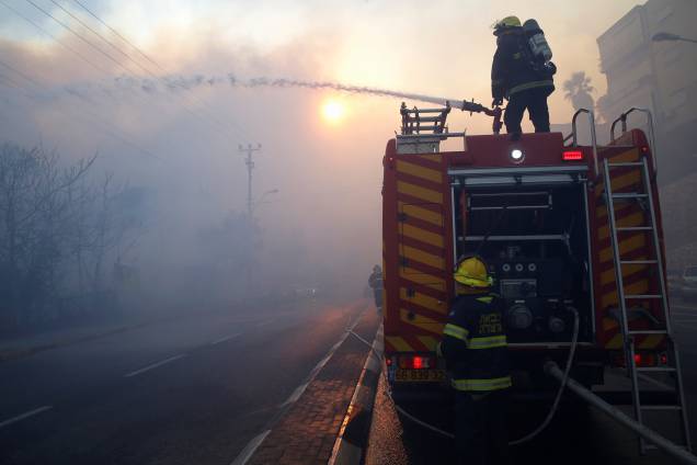 Bombeiros tentam extinguir um incêndio na cidade de Haifa, norte de Israel - 24/11/2016