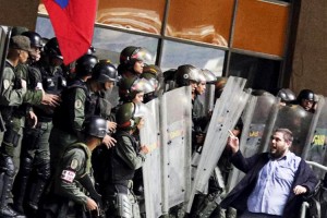 Deputado diante da tropa: oposição tem a maioria, mas o regime tem a força