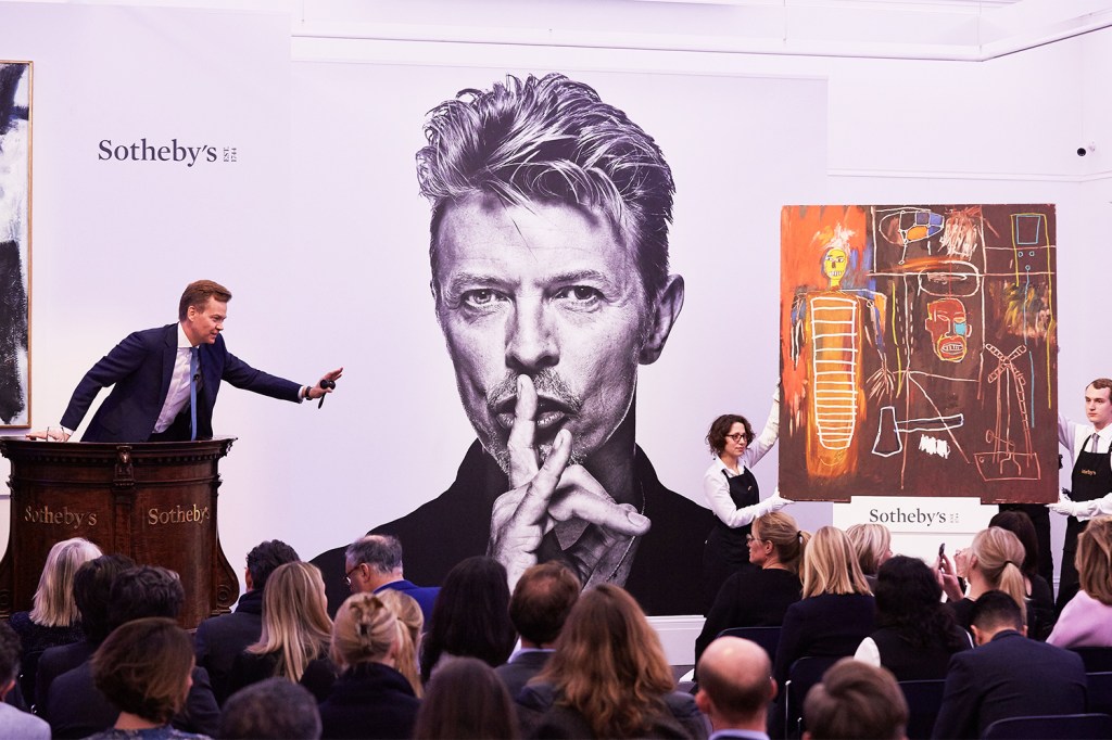 A casa de leilões Sotheby's realiza evento para leiloar obras de arte colecionadas pelo cantor David Bowie, em Londres, na Inglaterra - 10/11/2016