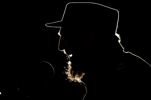 Fidel Castro discursa durante cerimônia em homenagem a Hugo Chávez em Havana, em  fevereiro de 2006