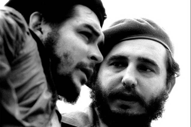 Foto tirada nos anos 60 do então primeiro-ministro cubano Fidel Castro, ao lado do guerrilheiro argentino Ernesto Che Guevara