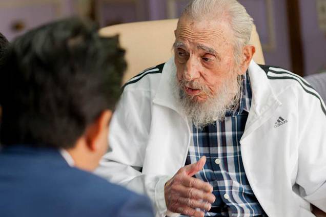 Foto de arquivo divulgada pelo jornal cubano Granmataken mostra o ex-ditador Fidel Castro durante uma reunião com o primeiro ministro japonês Shinzo Abe em Havana, em setembro de 2016