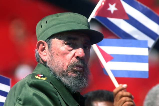 O então ditador cubano Fidel Castro durante a comemoração do Dia de Maio na Praça da Revolução em Havana em 2004