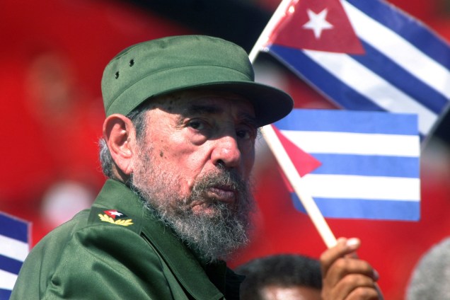 <span>Fidel Castro, ex-ditador cubano, </span><strong><a href="https://veja.abril.com.br/mundo/fidel-castro-ditador-cubano-morre-aos-90-anos/">morreu no dia 25 de novembro</a></strong><span>, aos 90 anos, em Havana. Fidel liderou a Revolução Cubana, movimento que instituiu o governo comunista autoritário na ilha em 1959, e se manteve no poder até 2008, quando delegou suas funções ao irmão Raúl Castro devido a problemas de saúde. O ditador é terceiro na lista de chefes de Estado que mais passaram tempo no poder, depois do rei da Tailândia Bhumibol Adulyadej e da Rainha Elizabeth II do Reino Unido. </span>
