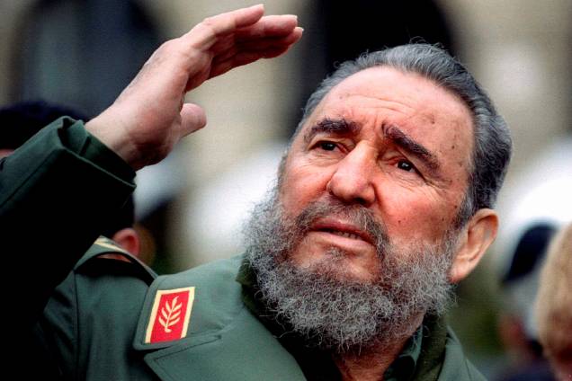 O ex-ditador cubano Fidel Castro gesticula durante uma viagem a Paris março de 1995