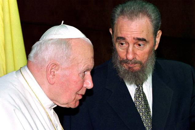 Fidel Castro conversa com o Papa João Paulo II durante a apresentação de suas delegações no Palácio da Revolução, em Havana, em janeiro 1998