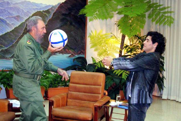 O ex-ditador cubano Fidel Castro e a lenda do futebol argentino Diego Maradona jogam bola durante uma entrevista em Havana, em outubro de 2005