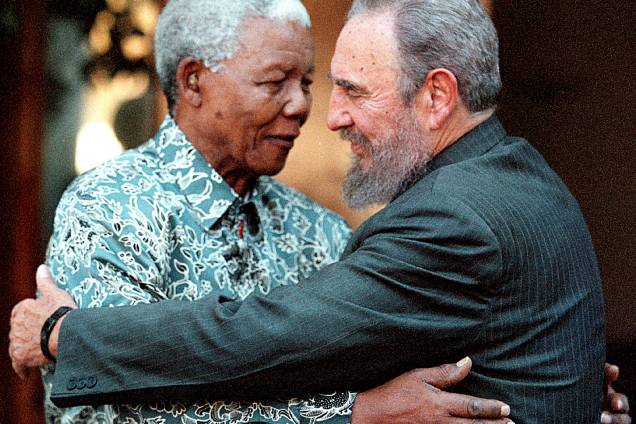 O ex-presidente sul-africano Nelson Mandela abraça o ex-ditador cubano Fidel Castro durante uma visita à casa de Mandela em Houghton, Joanesburgo, em setembro de 2001