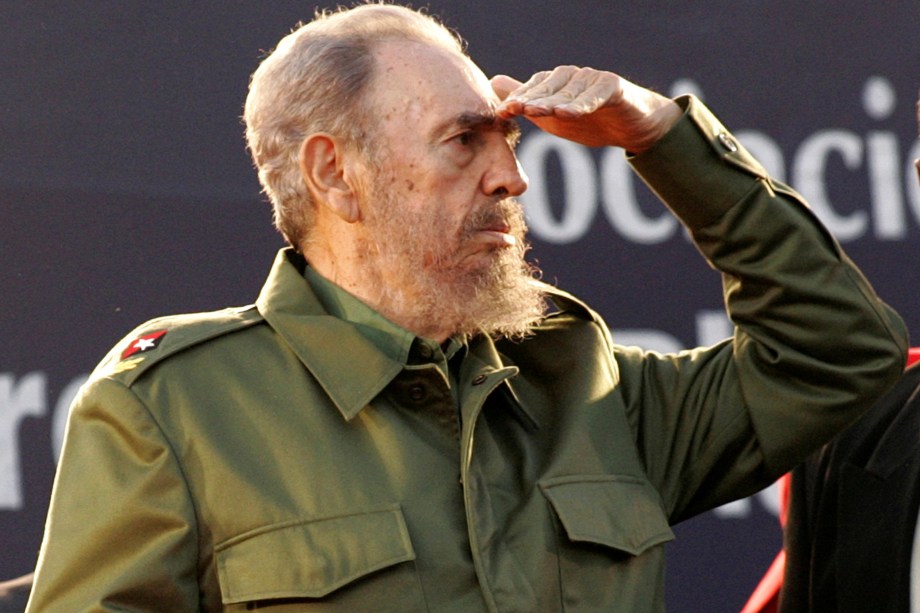 O ex-ditador cubano Fidel Castro, olha para a multidão durante manifestação em Córdoba, na Argentina, em julho de 2006