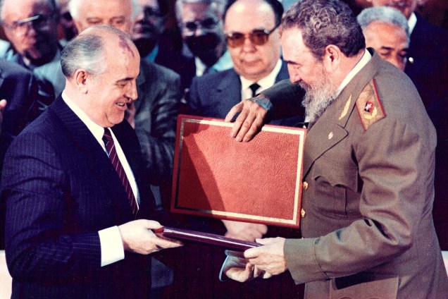 O então ditador cubano Fidel Castro e o ex-líder soviético Mikhail Gorbachev trocam documentos durante a cerimônia de assinatura do tratado em Havana em abril de 1989