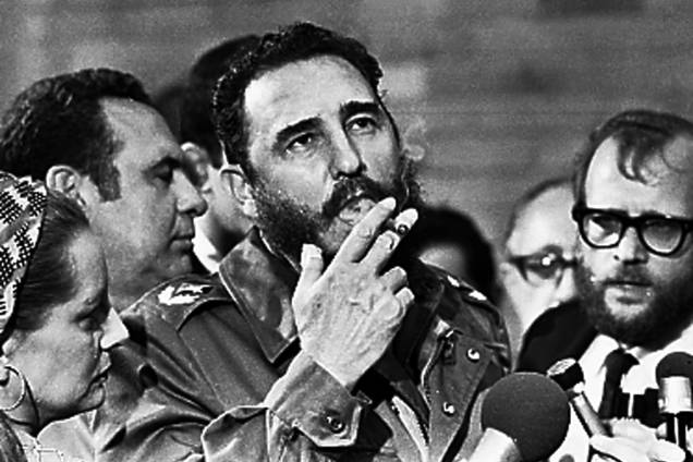 Fidel Castro fuma um charuto durante entrevista em ocasião da visita do senador dos Estados Unidos, Charles McGovern, em Havana em maio de 1975