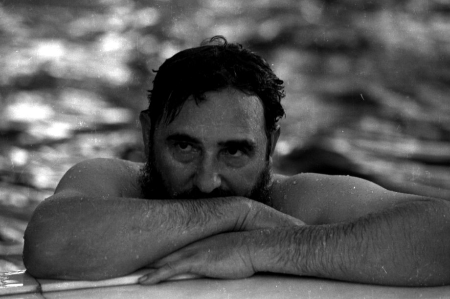 Fidel Castro relaxa em uma piscina durante uma visita à Romênia em maio de 1972