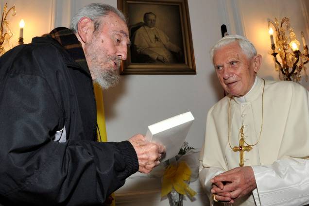 O papa emérito Bento XVI durante encontro com o ex-ditador cubano Fidel Castro em Havana em março de 2012