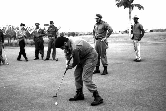 O guerrilheiro argentino Ernesto Che Guevara joga golfe com Fidel Castro em Colina Villareal, Havana