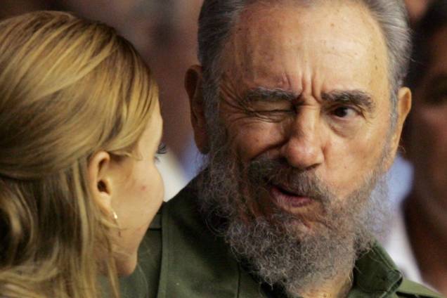 O ex-ditador cubano Fidel Castro dá uma piscada a uma mulher durante cerimônia de graduação de centenas de estudantes de arte cubanos na Cidade Esportiva de Havana em outubro de 2005
