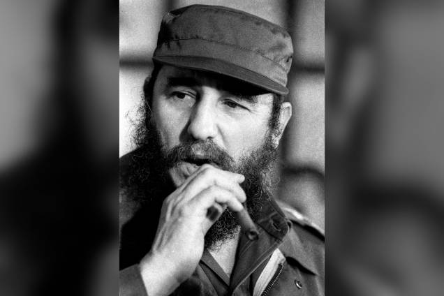 O então ditador cubano, Fidel Castro fuma um charuto durante uma reunião da Assembleia Nacional em Havana, em dezembro de 1976