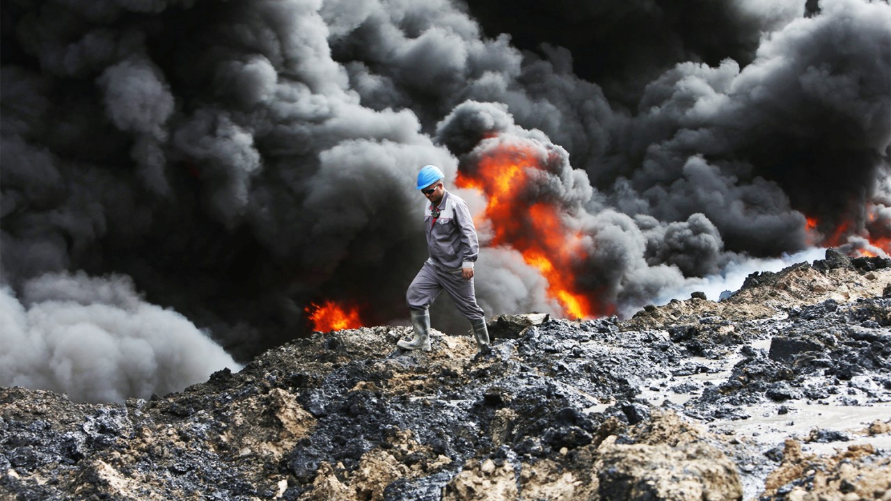 Integrantes do grupo extremista Estado Islâmico incendeiam poços de petróleo, durante confronto com militares em Qayyara, no Iraque - 01/11/2016