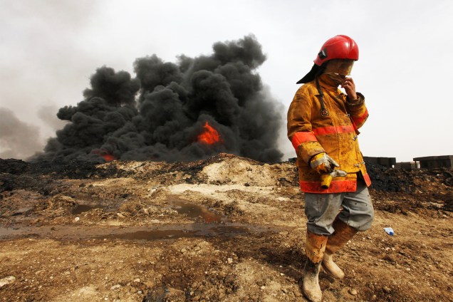 Integrantes do grupo extremista Estado Islâmico incendeiam poços de petróleo, durante confronto com militares em Qayyara, no Iraque - 01/11/2016