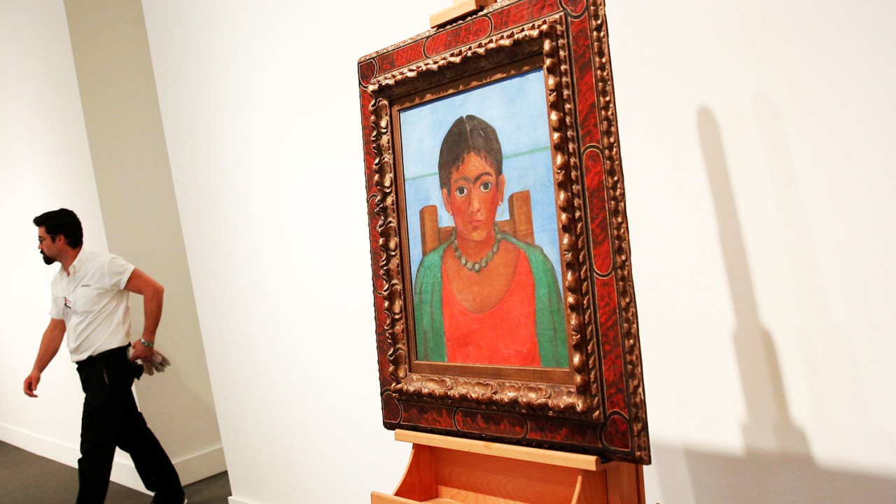 Pintura 'Nina Con Collar', da pintora mexicana Frida Kahlo, será leiloada pela Sotheby's, em Nova York - 14/11/2016
