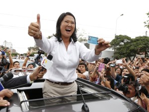 Viver para acreditar: a herdeira do espantoso clã FujimoriAlmost 23 million Peruvians in Peru and abroad are expected to decide whether Keiko Fujimori, daughter of an ex-president jailed for massacres, should become their first female head of state in an election marred by alleged vote-buying and guerrilla attacks that killed four. / AFP PHOTO / LUKA GONZALES