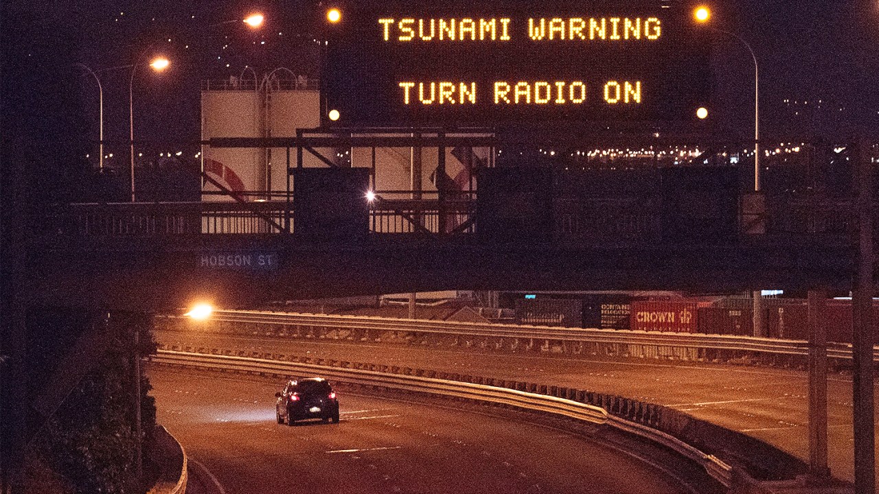 Aviso de tsunami é visto na rodovia Sate Highway 1, em Wellington, após forte terremoto de 7,8 graus na escala Richter atingir a Nova Zelândia - 13/11/2016