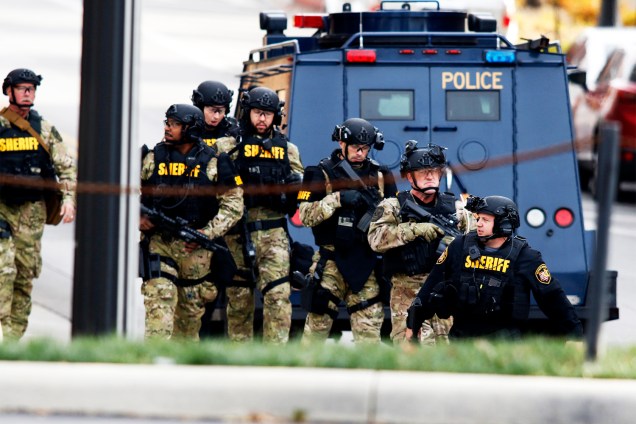 Policiais fazem patrulha em frente à Universidade de Ohio, após suspeito invadir a instituição armado com facas e armas - 28/11/2016