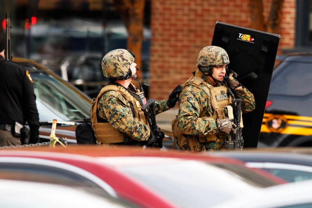 Policiais fazem patrulha em frente à Universidade de Ohio, após suspeito invadir a instituição armado com facas e armas - 28/11/2016
