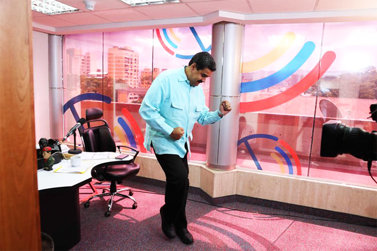 O presidente da Venezuela, Nicolás Maduro, dança salsa em programa de rádio