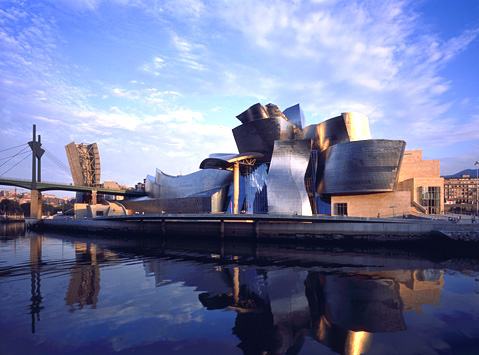O museu Guggenheim de Bilbao, projeto por Frank Gehry