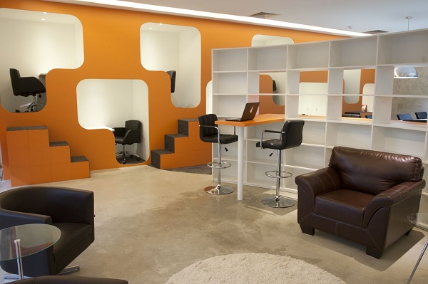 Ambiente do MyOffice, coworking carioca que combina espaços de trabalho isolados e área de convivência