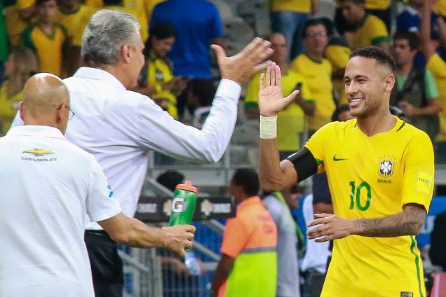 Neymar cumprimenta Tite após marcar o segundo gol do Brasil durante Brasil x Argentina, partida válida pelas eliminatórias da Copa do Mundo 2018, no Estádio Mineirão, Belo Horizonte, MG - 10/11/2016