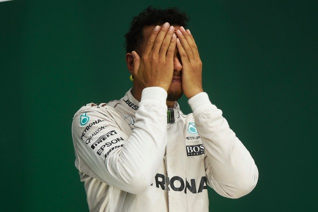Lewis Hamilton faz graça no pódio após vencer o Grande Prêmio do Brasil de Fórmula 1, realizado no Autódromo de Interlagos - 13/11/2016