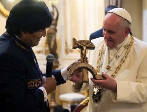 O cardeal argentino Jorge Bergoglio recebe de Morales o símbolo do comunismo com o Cristo: sujando as mãos com o sangue de 150 milhões de crucificados