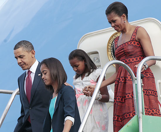Barack Obama desembarca com as filhas Malia e Sasha e a mulher, Michelle Obama, na primeira visita ao Brasil (foto: Pablo Martinez Monsivais/AP) 