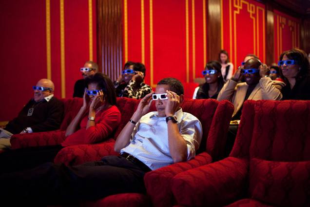 Presidente Barack Obama, Primeira-Dama Michelle e os convidados assistem a comerciais do SuperBowl com óculos para imagens em 3D - 01/02/2009