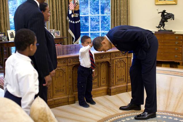 Funcionário temporário da Casa Branca, Carlton Philadelphia, trouxe sua família para o Salão Oval, da Casa Branca. O filho pediu para tocar a cabeça do Presidente Obama, para ver se se parecia com o seu corte de cabelo - 08/05/2009