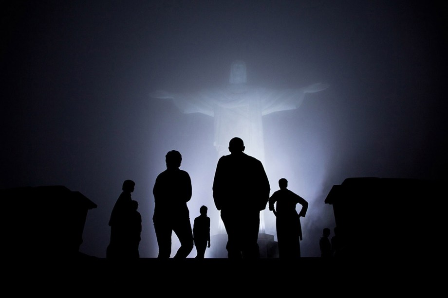 Família Obama visita o Cristo Redentor, no Rio de Janeiro, durante uma noite enevoada - 20/03/2011