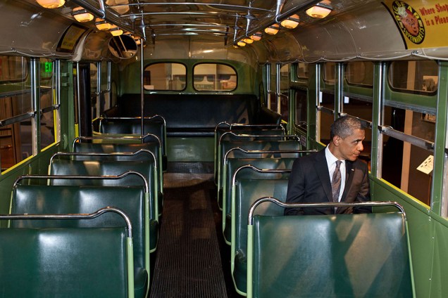 Durante visita ao museu Ford, em Michigan, Presidente Barack Obama entrou em um dos modelos antigos de ônibus, sentou e olhou por alguns segundos pela janela - 18/04/2012
