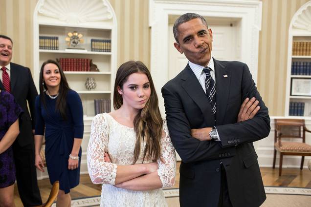 Barack Obama pediu para que a ginasta McKayla Maroney recriasse uma famosa foto com a mesma expressão antes de ir embora - 12/11/2015