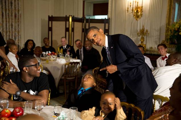 Barack Obama posa fazendo piada com garoto que dormiu durante evento de Dia dos Pais na Casa Branca - 14/06/2013