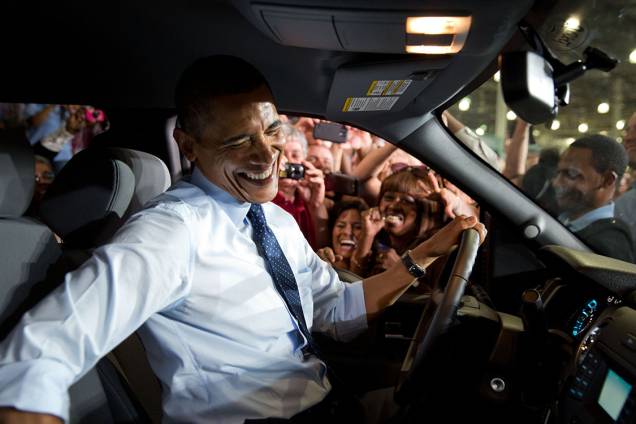 Obama, após visita a uma fábrica da Fors, no Kansas, preferiu dirigir o carro que o levaria para cumprimentar os funcionários que o esperaram do lado do motorista do carro. - 20/09/2013