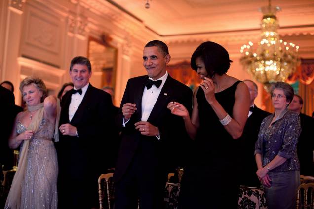 Presidente Barack Obama e a primeira-dama Michelle Obama dançam juntos durante o Baile dos Governadores, Salão Leste da Casa Branca - 21/02/2010
