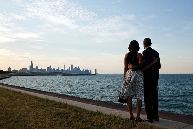 Michelle Obama e Barack Obama param um minuto para observar a paisagem no Lago Michigab, em Chicago - 15/06/2012