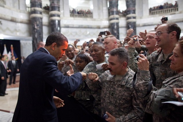 Presidente Obama cumprimenta soldado estadunidense que lutou em Bagdá, durante cerimônia de recepção - 07/04/2009