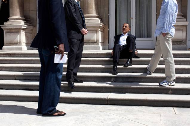 Barack Obama sentado na soleira da casa do embaixador norteamericano em Paris, pouco antes de retornar a Washington - 07/06/2009